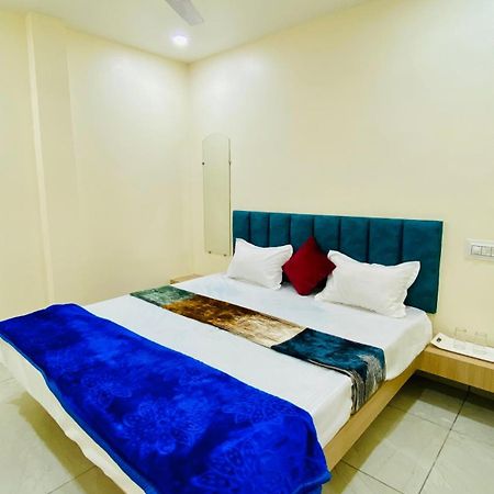 Hotel Raghavan In Front Of Railway Station Platform No 8 Ujjain Eksteriør bilde