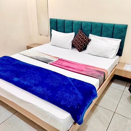 Hotel Raghavan In Front Of Railway Station Platform No 8 Ujjain Eksteriør bilde