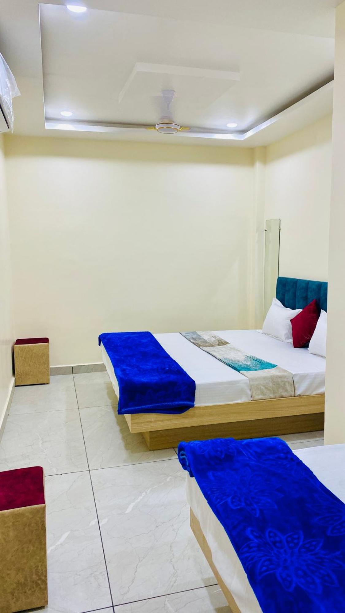 Hotel Raghavan In Front Of Railway Station Platform No 8 Ujjain Eksteriør bilde