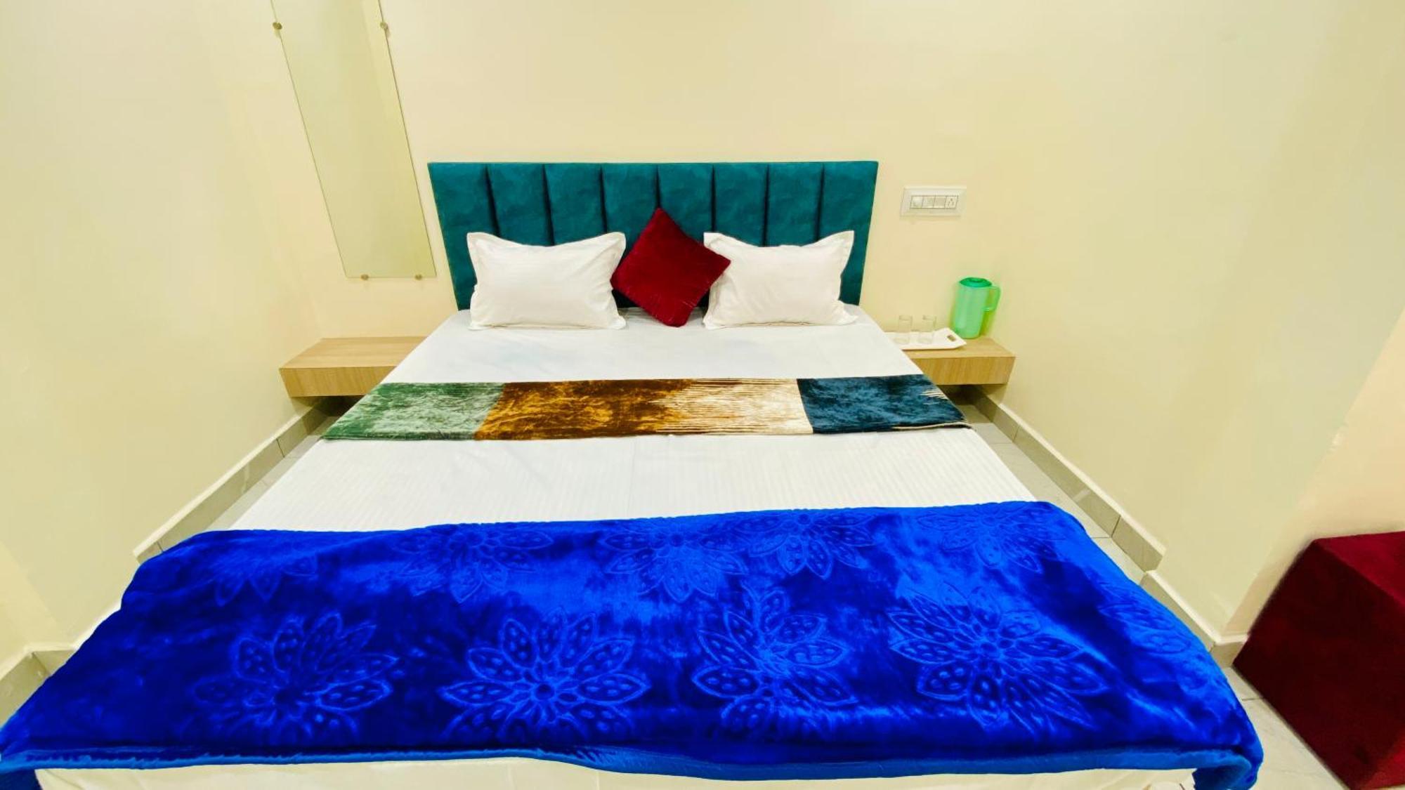 Hotel Raghavan In Front Of Railway Station Platform No 8 Ujjain Eksteriør bilde