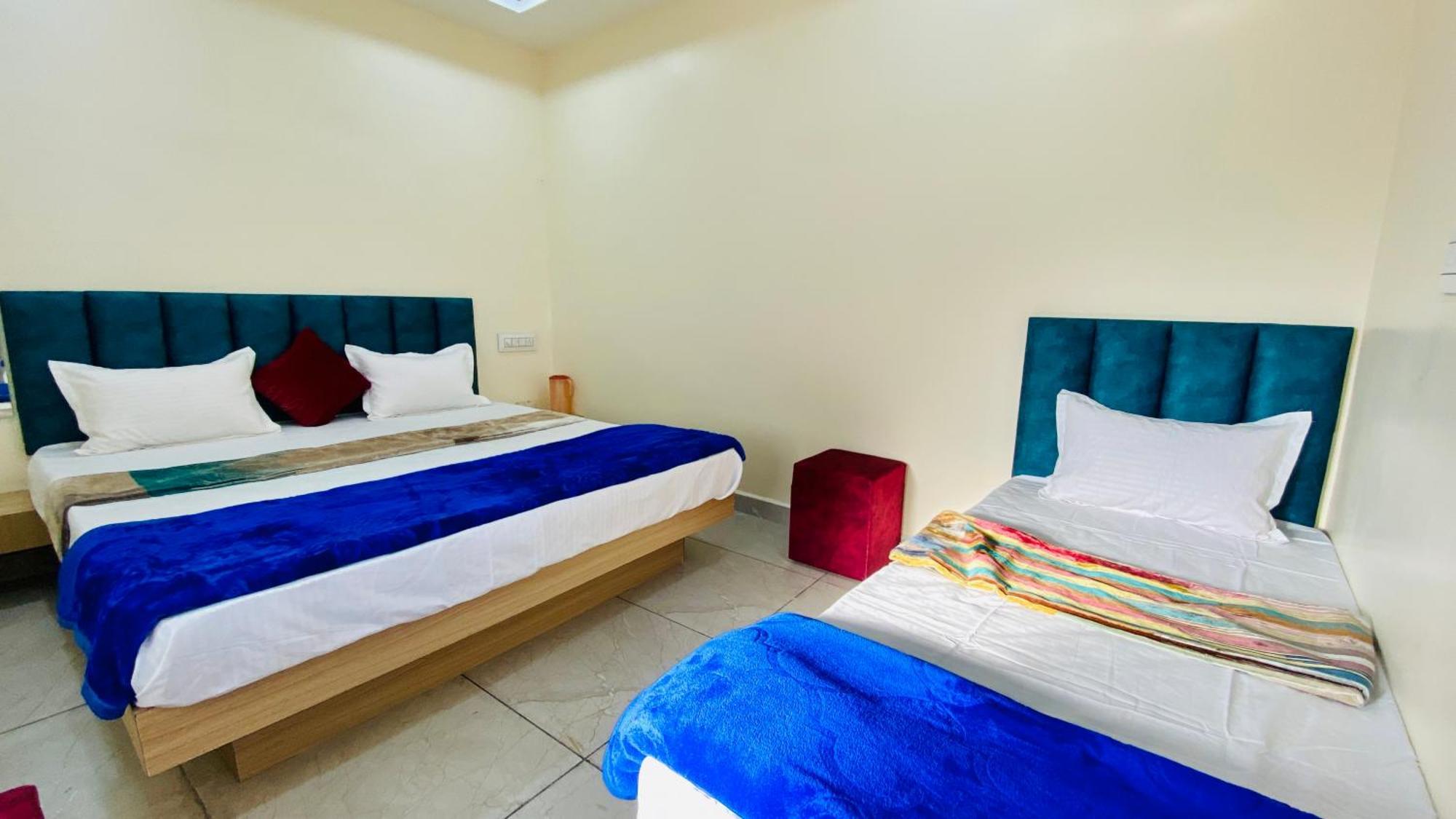 Hotel Raghavan In Front Of Railway Station Platform No 8 Ujjain Eksteriør bilde