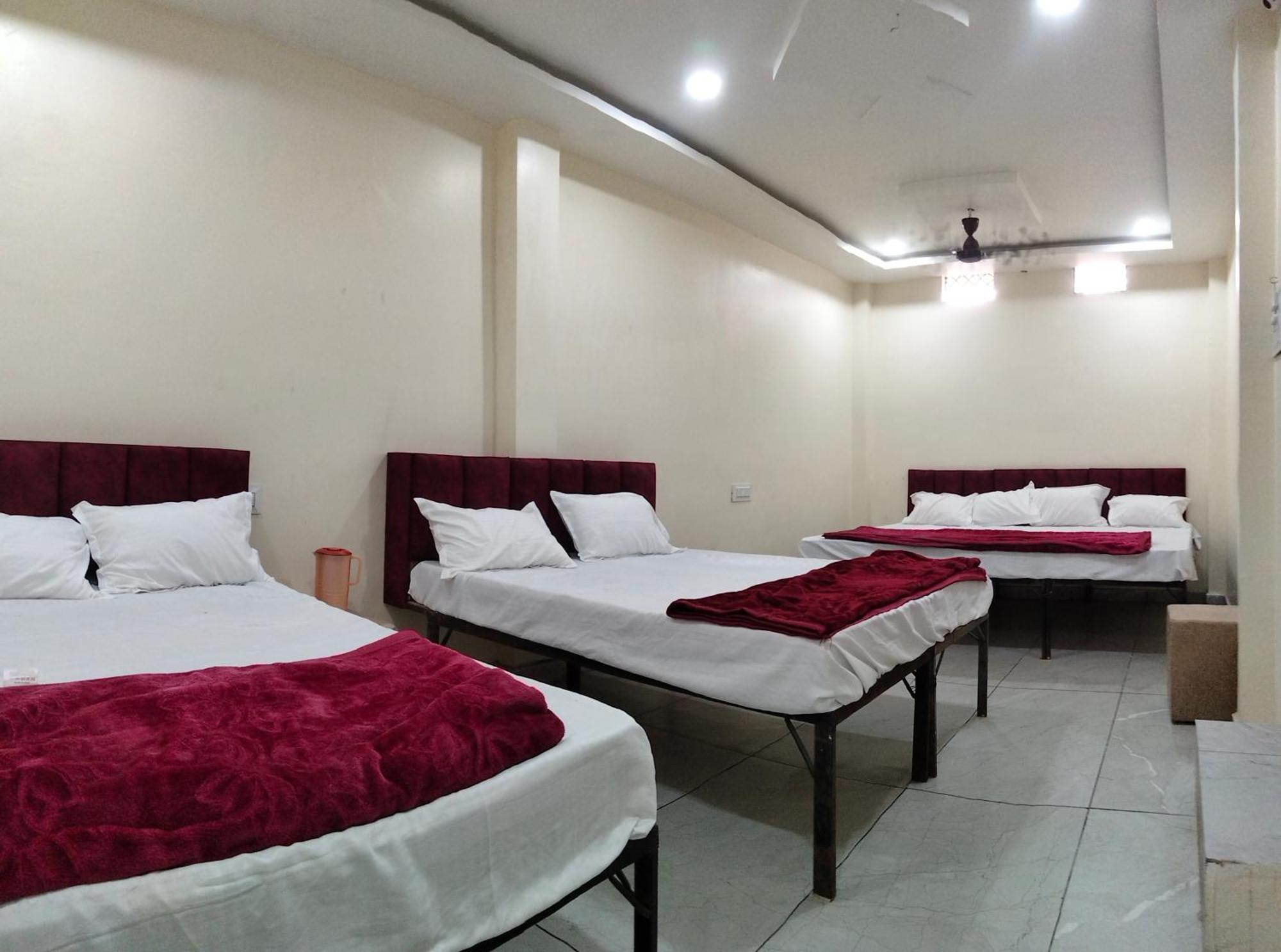 Hotel Raghavan In Front Of Railway Station Platform No 8 Ujjain Eksteriør bilde