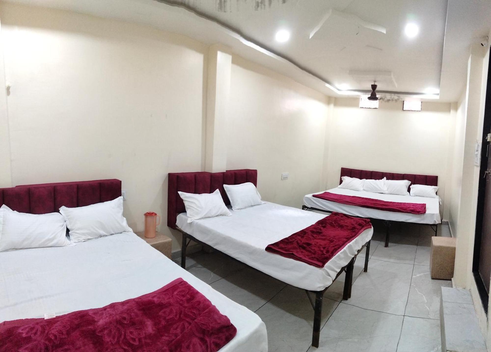 Hotel Raghavan In Front Of Railway Station Platform No 8 Ujjain Eksteriør bilde