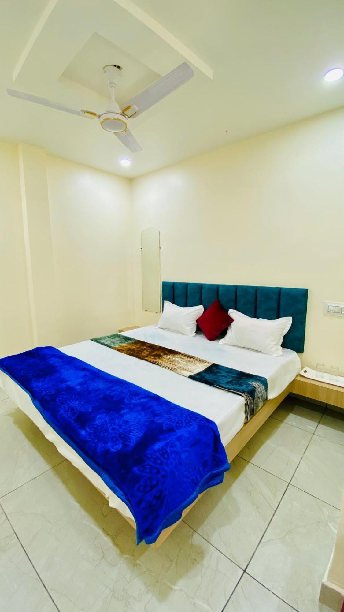 Hotel Raghavan In Front Of Railway Station Platform No 8 Ujjain Eksteriør bilde