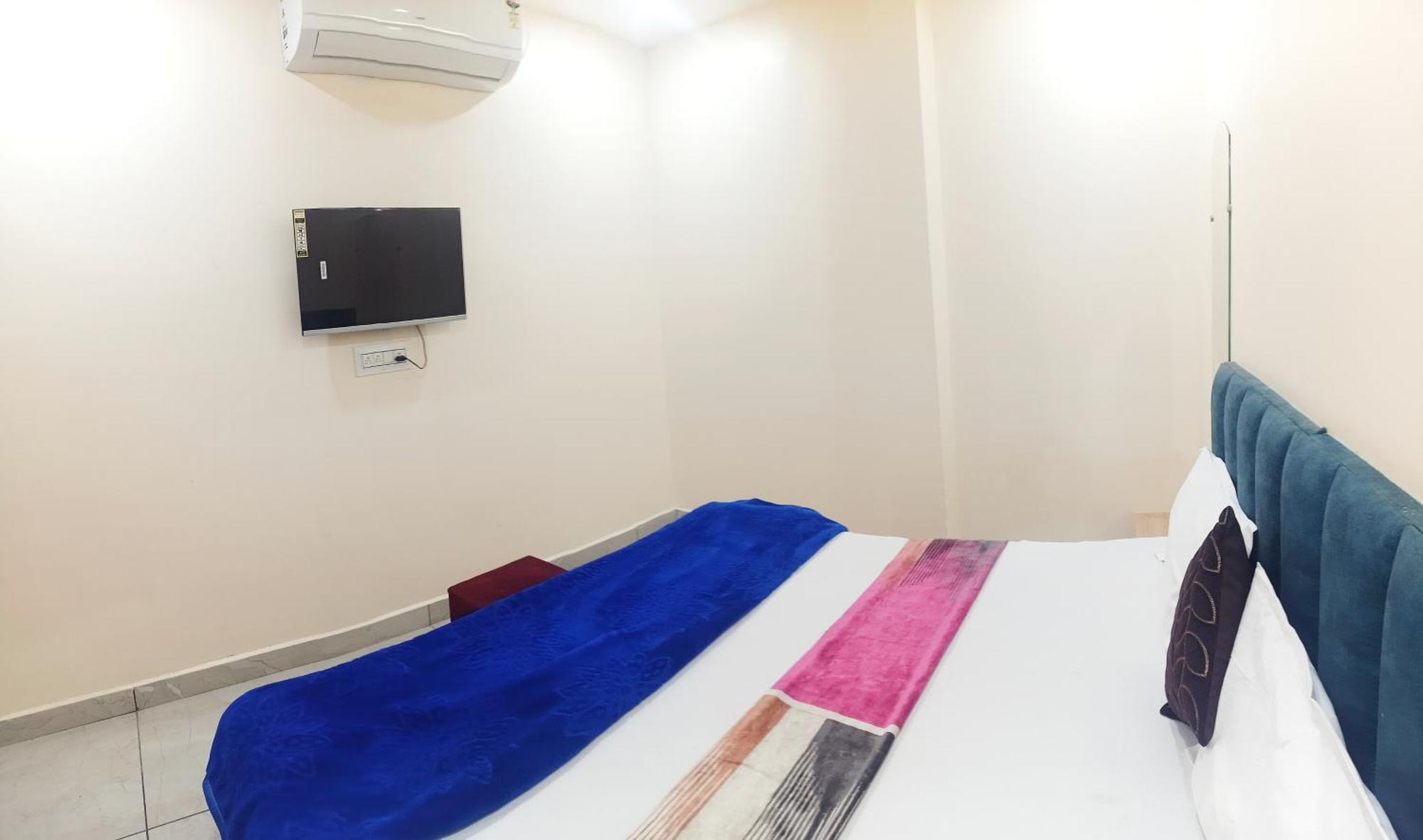 Hotel Raghavan In Front Of Railway Station Platform No 8 Ujjain Eksteriør bilde