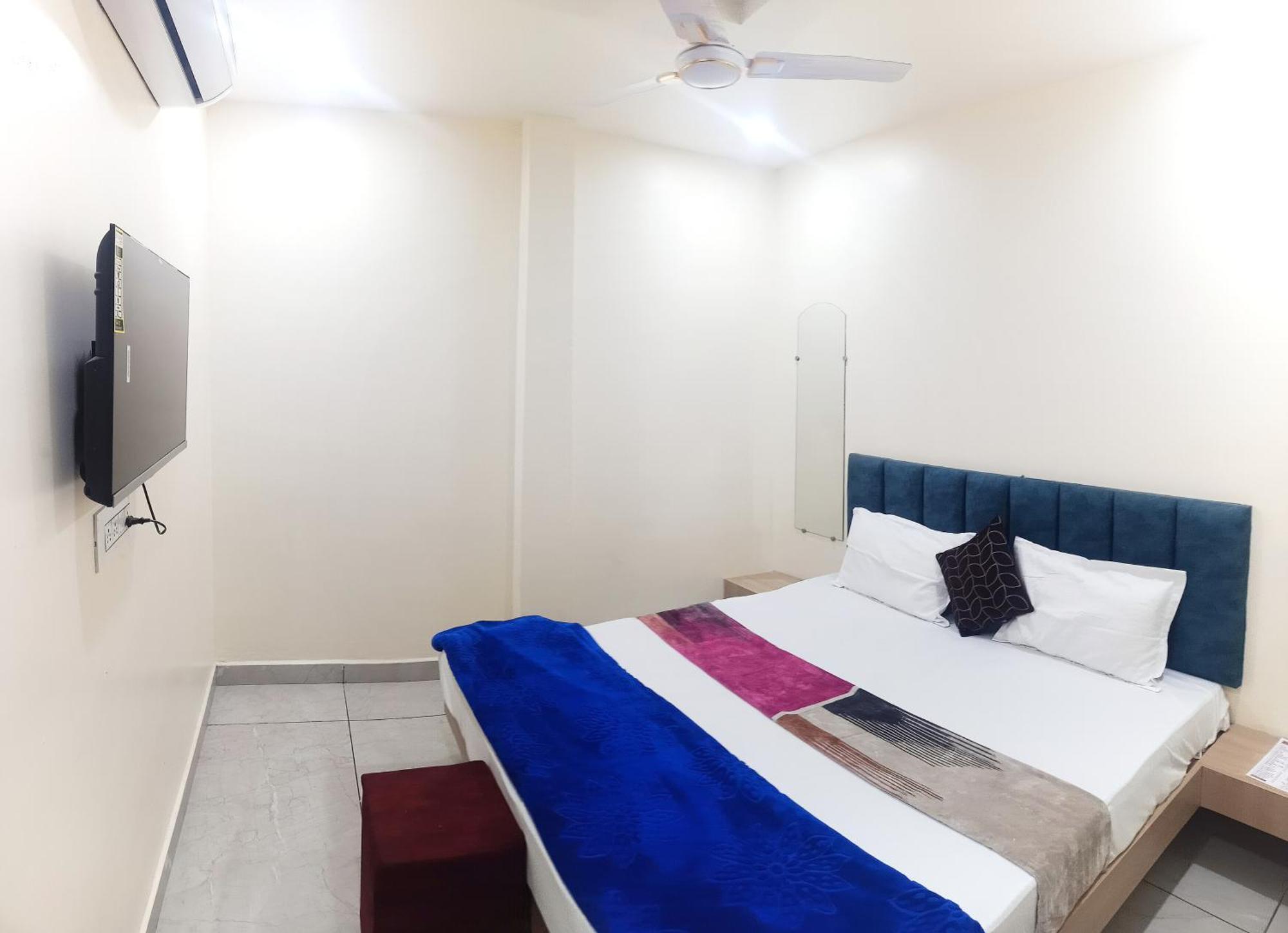 Hotel Raghavan In Front Of Railway Station Platform No 8 Ujjain Eksteriør bilde