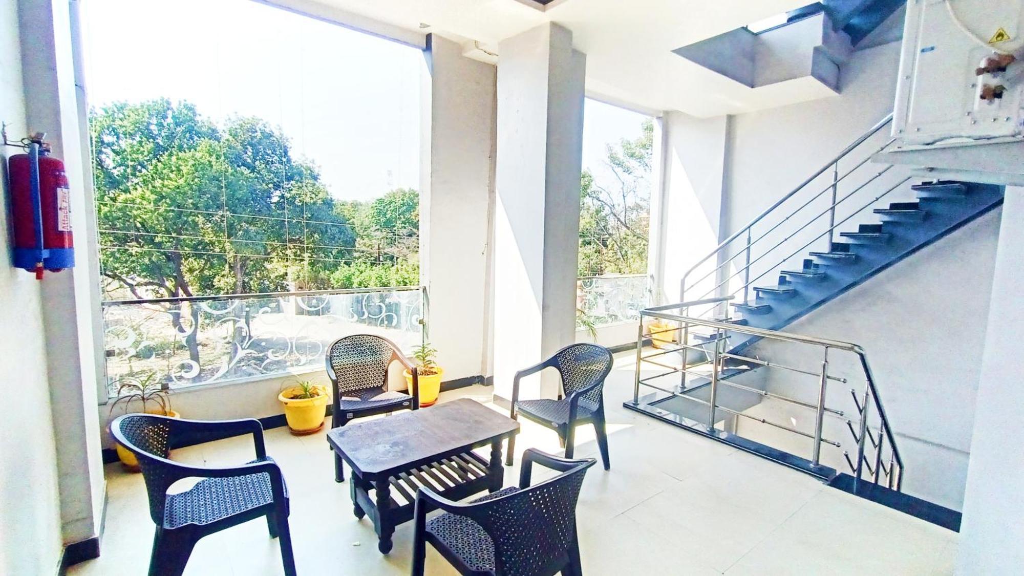Hotel Raghavan In Front Of Railway Station Platform No 8 Ujjain Eksteriør bilde