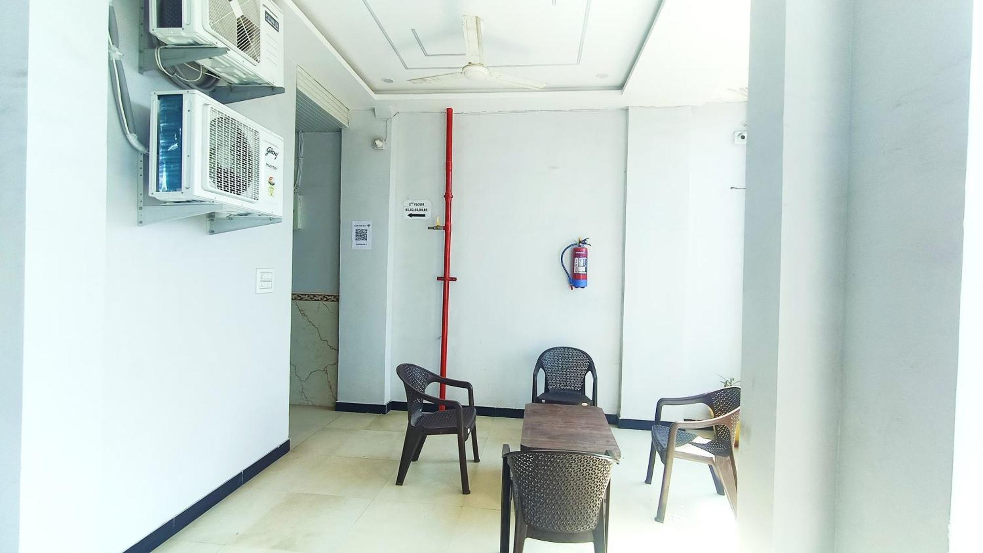 Hotel Raghavan In Front Of Railway Station Platform No 8 Ujjain Eksteriør bilde