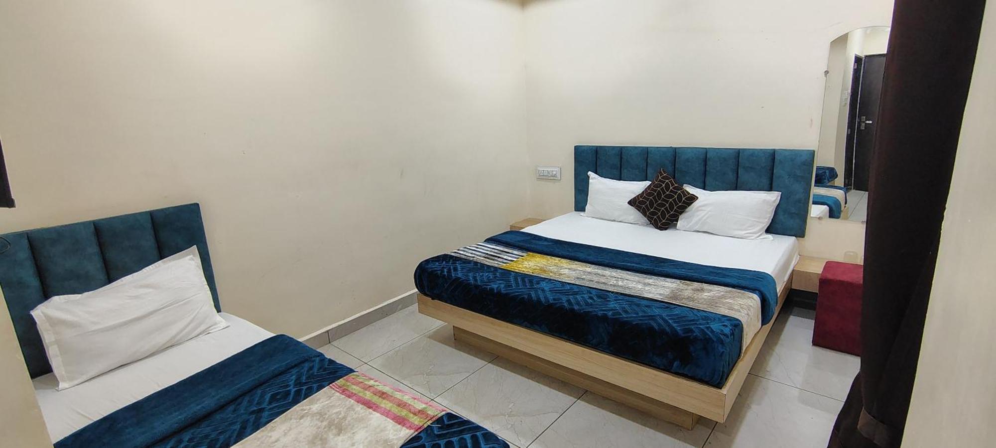 Hotel Raghavan In Front Of Railway Station Platform No 8 Ujjain Eksteriør bilde